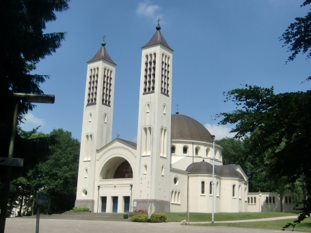 Groesbeek NL : Heilig-Landstichting, Pastoor Rabouplein, die Cenakel Kirche ist in dieser Architektur einzigartig in den Niederlanden 